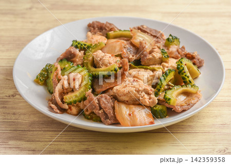 ゴーヤとキムチと豆腐の炒め物 ゴーヤとキムチと豆腐の炒め物 142359358