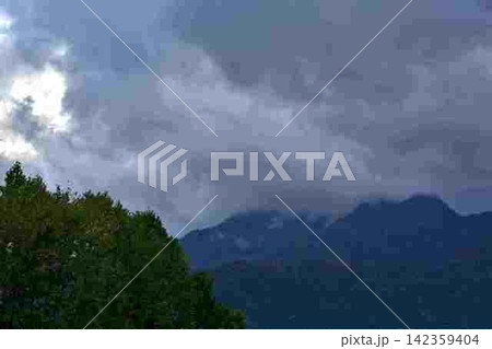 富良野からの眺望　夕張山地 142359404