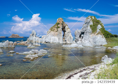 佐渡島 七浦海岸 夫婦岩 佐渡島 七浦海岸 夫婦岩 142359439