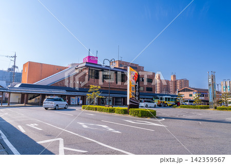 JR琵琶湖線・近江鉄道八日市線 近江八幡駅北口の駅舎と駅前の風景 滋賀県近江八幡市 JR琵琶湖線・近江鉄道八日市線 近江八幡駅北口の駅舎と駅前の風景 滋賀県近江八幡市 142359567