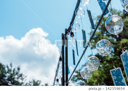 夏の空に映える風鈴 142359654