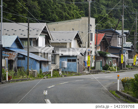 青森県津軽半島の漁村と道路 青森県津軽半島の漁村と道路 142359708