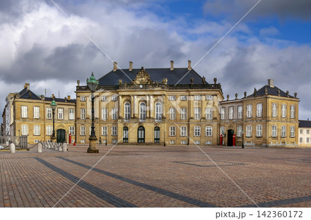 Facade of one of the Amalienborg Palace buildings on Royal Square, Copenhagen, Denmark. Historic Rococo architecture Facade of one of the Amalienborg Palace buildings on Royal Square, Copenhagen, Denmark. Historic Rococo architecture 142360172