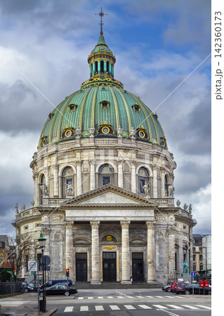 Facade and massive copper dome of Frederik's Church, Copenhagen, Denmark. Historic Marble Church and baroque architecture 142360173