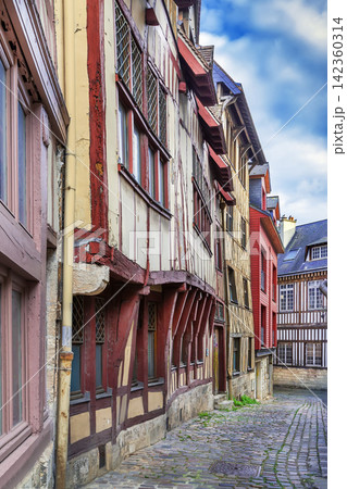 Street in Rouen downtown, France Street in Rouen downtown, France 142360314