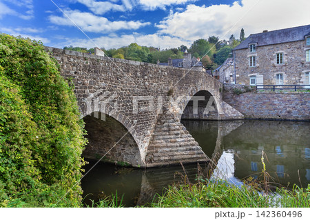 Vieux pont (bridge) in Dinan, France 142360496