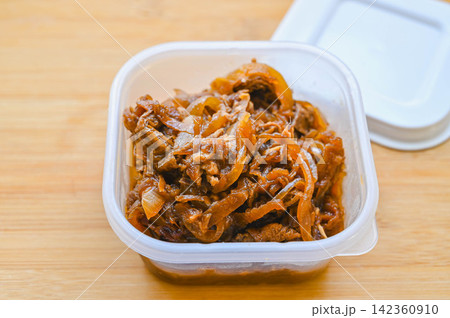 切り干し大根と玉ねぎの炒め煮　シーチキン入り 142360910
