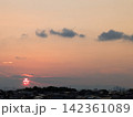 沈む夕日 142361089