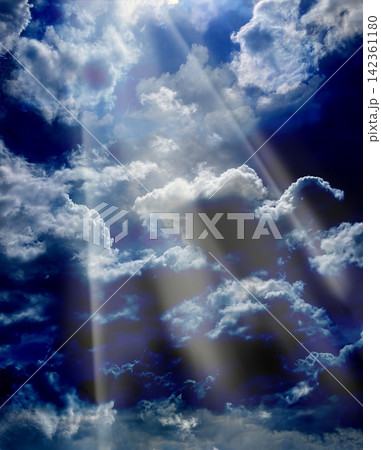 天国へ続く雲と降り注ぐ太陽光のスピリチュアルな背景画 142361180