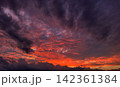 紫の雲と夕焼けに染まる空 142361384