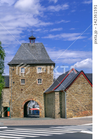 Main historic gate tower in Bad Munstereifel Eifel Germany. Front view of medieval city walls and entrance architecture 142361591