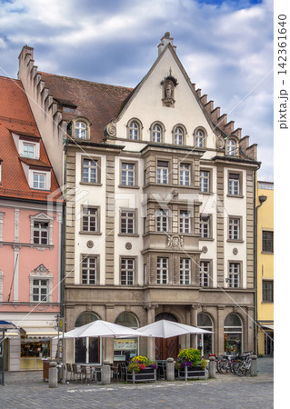 Straubinger Tagblatt historical building in Straubing, Germany. Madonna sculpture on facade under grey cloudy sky Straubinger Tagblatt historical building in Straubing, Germany. Madonna sculpture on facade under grey cloudy sky 142361640