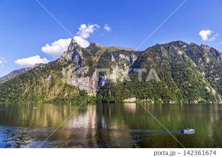 View of Altaussee lake in Styria Austria from the shore. Crystal clear water and alpine mountains under blue sky 142361674