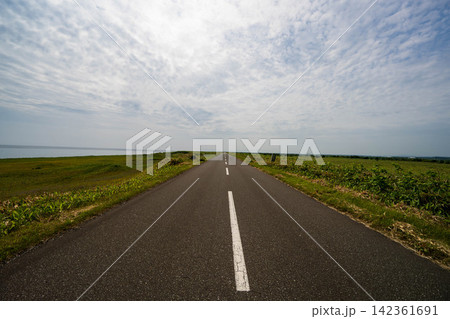 エサヌカ線の真っ直ぐな道 エサヌカ線の真っ直ぐな道 142361691