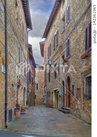 Narrow street in historic center of Pienza, Italy. Renaissance architecture and brick building style. 142361965