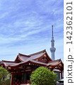 亀戸天神社とスカイツリー 142362101