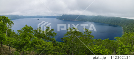 日本 北海道弟子屈町の摩周第一展望台から望む曇天の摩周湖 日本 北海道弟子屈町の摩周第一展望台から望む曇天の摩周湖 142362134
