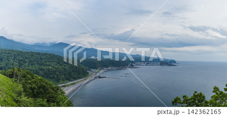 日本 北海道斜里町のプユニ岬展望台から望むウトロの街並みとオホーツク海岸線 日本 北海道斜里町のプユニ岬展望台から望むウトロの街並みとオホーツク海岸線 142362165