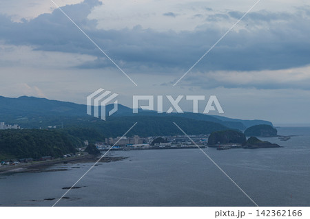 日本　北海道斜里町のプユニ岬展望台から望むウトロの街並みとオホーツク海岸線 142362166