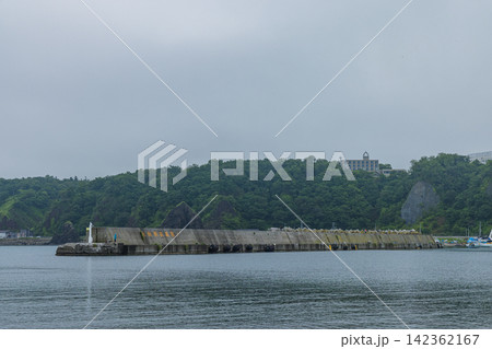 日本 北海道斜里町の知床クルーズから望むウトロ港とオホーツク海 日本 北海道斜里町の知床クルーズから望むウトロ港とオホーツク海 142362167
