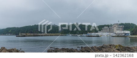 日本 北海道斜里町の知床クルーズから望むウトロ港とオホーツク海 日本 北海道斜里町の知床クルーズから望むウトロ港とオホーツク海 142362168