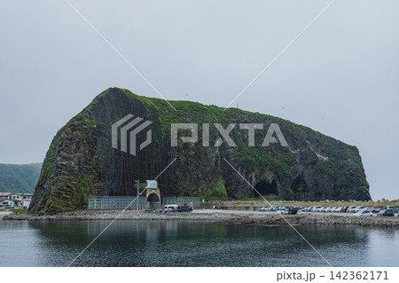 日本 北海道斜里町のウトロ港にある巨大な岩山・オロンコ岩 日本 北海道斜里町のウトロ港にある巨大な岩山・オロンコ岩 142362171