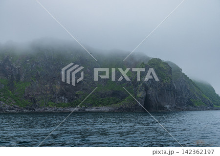 日本　北海道斜里町の知床クルーズから望むプユニ岬とオホーツク海 142362197