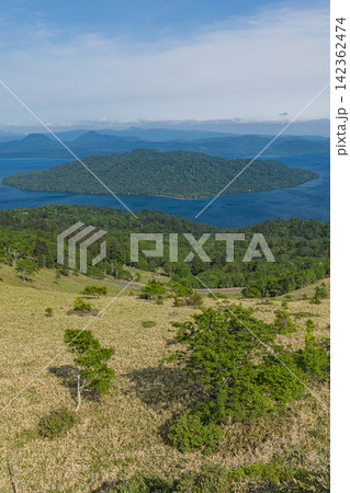日本　北海道美幌町の美幌峠展望台から望む屈斜路湖と中島 142362474