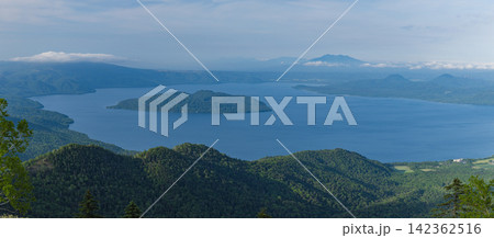 日本　北海道津別町の津別峠展望施設から望む屈斜路湖と中島 142362516