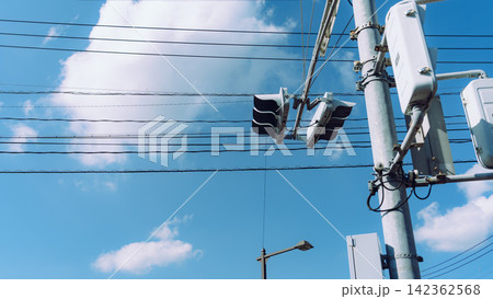 雲一つない青空と街灯と電線 142362568