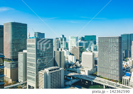 青空の下に広がる圧倒的な超高層ビル群 青空の下に広がる圧倒的な超高層ビル群 142362590