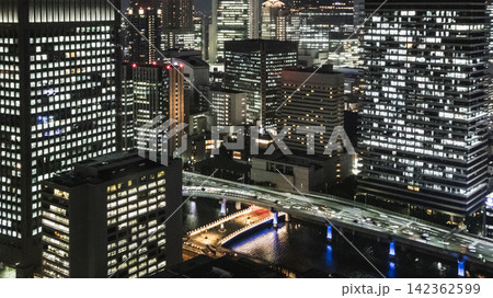光輝く大都市の美しい夜景と高速道路 142362599