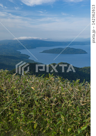 日本　北海道津別町の津別峠展望施設から望む屈斜路湖と中島 142362613