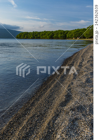 日本 北海道弟子屈町の屈斜路湖砂湯の足湯周辺から望む湖と湖畔の風景 日本 北海道弟子屈町の屈斜路湖砂湯の足湯周辺から望む湖と湖畔の風景 142362639