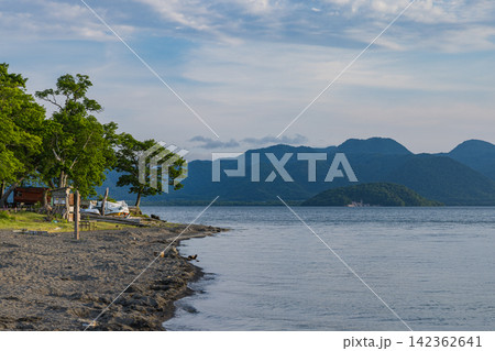 日本 北海道弟子屈町の屈斜路湖砂湯の足湯周辺から望む湖と湖畔の風景 日本 北海道弟子屈町の屈斜路湖砂湯の足湯周辺から望む湖と湖畔の風景 142362641