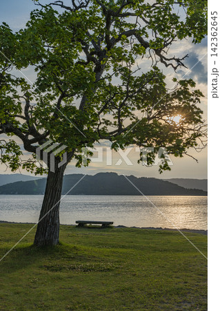 日本 北海道弟子屈町の足湯から望む夕日に染まる屈斜路湖と湖畔の風景 日本 北海道弟子屈町の足湯から望む夕日に染まる屈斜路湖と湖畔の風景 142362645