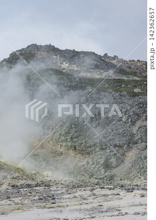 日本 北海道弟子屈町のアトサヌプリ(硫黄山)の噴気孔から立ち上る白煙 日本 北海道弟子屈町のアトサヌプリ(硫黄山)の噴気孔から立ち上る白煙 142362657