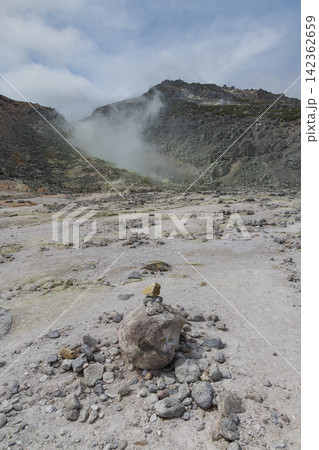 日本 北海道弟子屈町のアトサヌプリ(硫黄山)の噴気孔から立ち上る白煙 日本 北海道弟子屈町のアトサヌプリ(硫黄山)の噴気孔から立ち上る白煙 142362659