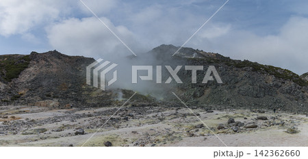 日本 北海道弟子屈町のアトサヌプリ(硫黄山)の噴気孔から立ち上る白煙 日本 北海道弟子屈町のアトサヌプリ(硫黄山)の噴気孔から立ち上る白煙 142362660