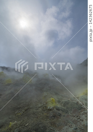 日本 北海道弟子屈町のアトサヌプリ(硫黄山)の噴気孔から立ち上る白煙 日本 北海道弟子屈町のアトサヌプリ(硫黄山)の噴気孔から立ち上る白煙 142362675