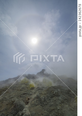 日本 北海道弟子屈町のアトサヌプリ(硫黄山)の噴気孔から立ち上る白煙 日本 北海道弟子屈町のアトサヌプリ(硫黄山)の噴気孔から立ち上る白煙 142362678