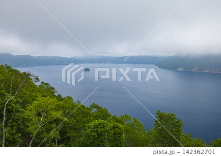 日本 北海道弟子屈町の摩周第一展望台から望む曇天の摩周湖 日本 北海道弟子屈町の摩周第一展望台から望む曇天の摩周湖 142362701
