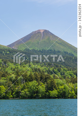 日本 北海道足寄町のオンネトー展望デッキから望む阿寒富士とオンネトー 日本 北海道足寄町のオンネトー展望デッキから望む阿寒富士とオンネトー 142362854
