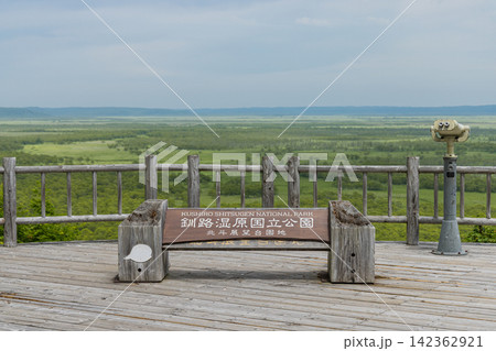 日本　北海道釧路市の釧路湿原国立公園にあるサテライト展望台から望む広大な湿原風景 142362921