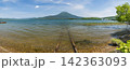 日本　北海道釧路市阿寒湖畔から望む新緑の阿寒湖と雄阿寒岳と湖底線路 142363093