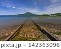 日本　北海道釧路市阿寒湖畔から望む新緑の阿寒湖と雄阿寒岳と湖底線路 142363096