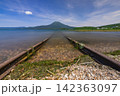 日本　北海道釧路市阿寒湖畔から望む新緑の阿寒湖と雄阿寒岳と湖底線路 142363097