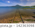 日本　北海道釧路市阿寒湖畔から望む新緑の阿寒湖と雄阿寒岳と湖底線路 142363098