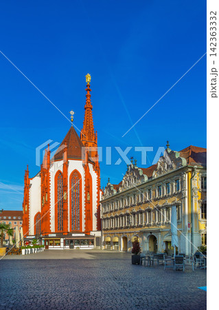 Scenic view of Oberer Markt square with Marienkapelle and Falkenhaus in Wurzburg Germany. Historic old town under clear blue sky 142363332