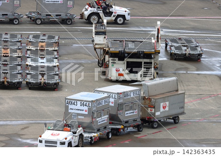 コンテナを曳くトラクター　空港の働く車　コンテナドーリー 142363435